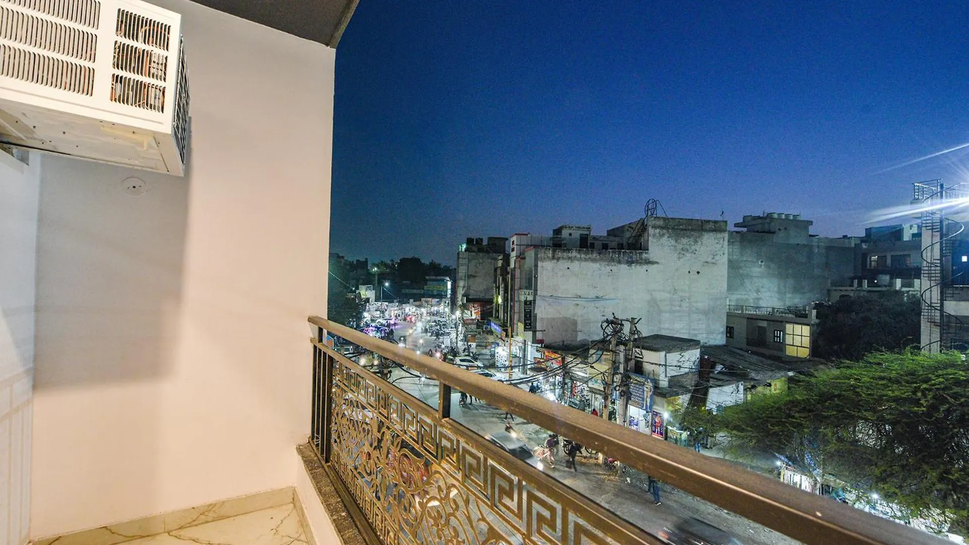 Hotel Fabhotel Tree House - Nr Yashobhoomi Convention Centre New Delhi